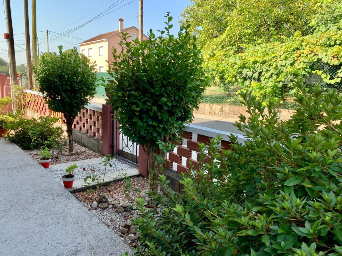 Apartamento A Casa Vermella con jardín a 10 minutos de Santiago de Compostela Ortono Exterior foto